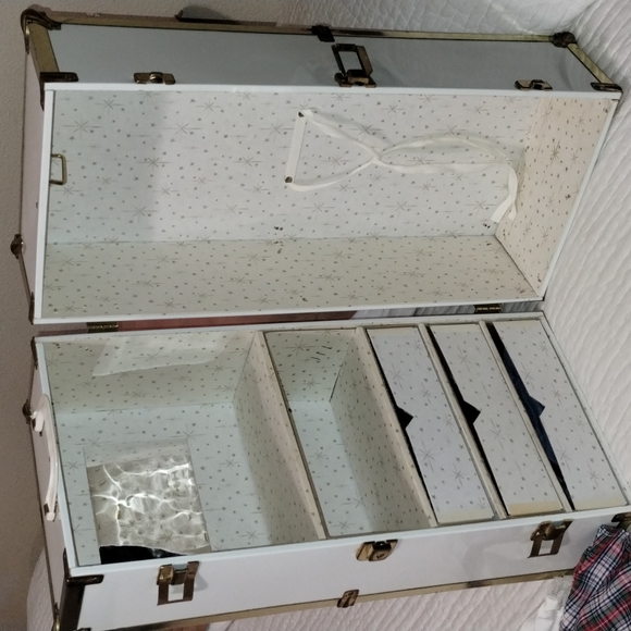 American Girl Molly & Trunk ect - Picture 9 of 10